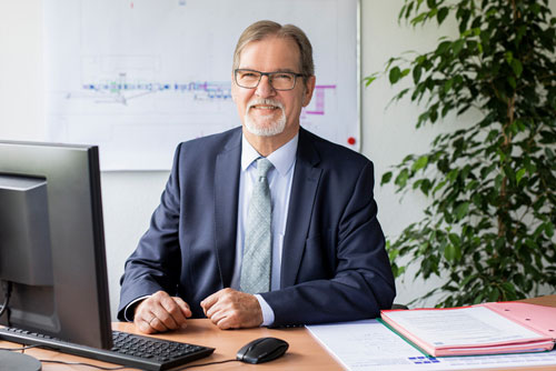 Geschäftsführer der Kurt Schuhmacher IndustriemontagenHerr Hans-Jürgen Sommer am Schreibtisch