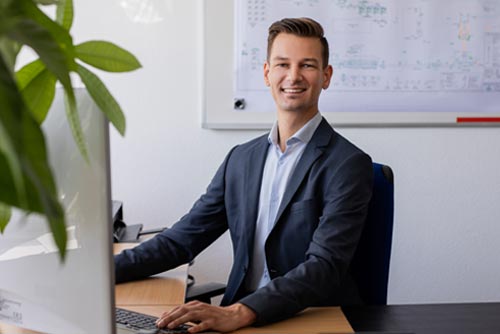 Herr Kathoewer am Schreibtisch