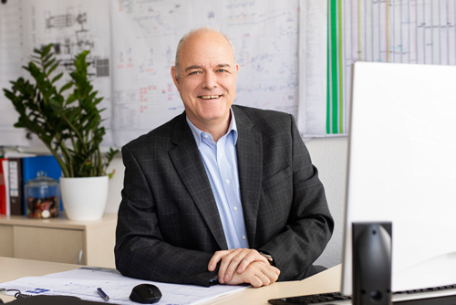 Herr Torsten Hohlfeldt von der Kurt Schuhmcher Industriemontagen sitzt am Schreibtisch