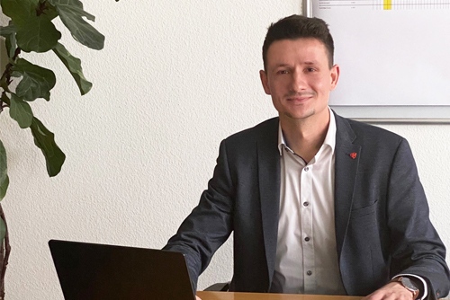 Herr Rühl von der KSI am Schreibtisch sitzend